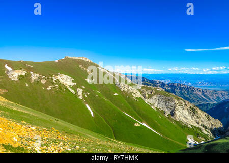 Chanson Kul Lake enneigés des montagnes trop Moldo Paysage Point Vue sur le pic Banque D'Images