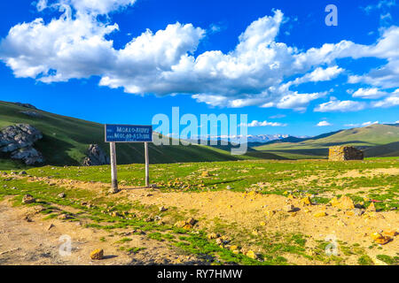 Chanson Kul Lake enneigés des montagnes trop Moldo Vue sur le pic du paysage Point Road Sign Banque D'Images