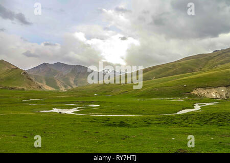 Tash Rabat Paysage avec des sommets enneigés de montagnes à Bashy trop et la rivière Banque D'Images