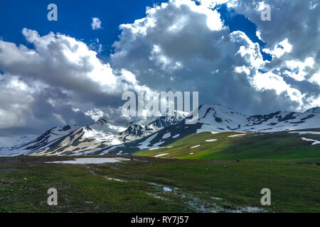 Trop Suusamyr de montagnes couvertes de neige Paysage de Crête View Point Banque D'Images