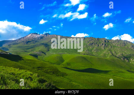 Trop Suusamyr de montagnes enneigées terre herbe Paysage Vallée View Point Banque D'Images