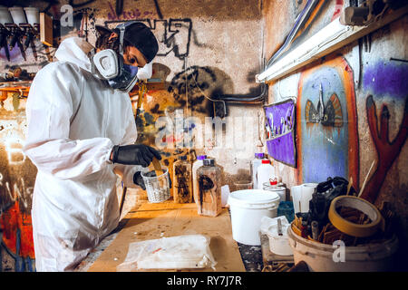 Peintre maître dans une usine - peinture industrielle bois avec le pistolet. Banque D'Images