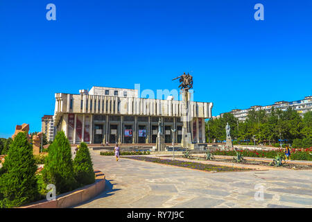 L'État kirghize Bichkek Philharmonic Hall nommé Toktogul Satylganov héros national avec Statue de Manas Banque D'Images