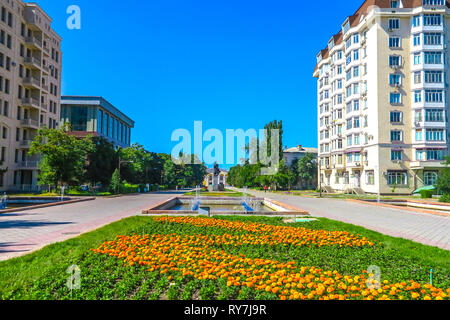 L'Université de l'État national kirghize Bichkek avec Jusup Balasagyn Fleurs Statue Fontaines et clipsé haies Banque D'Images