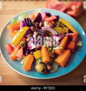 petite assiette de salade vegan colorée avec filtre de style rétro vsco sur un panneau en bois. à base de plantes.Bol de Bouddha Banque D'Images