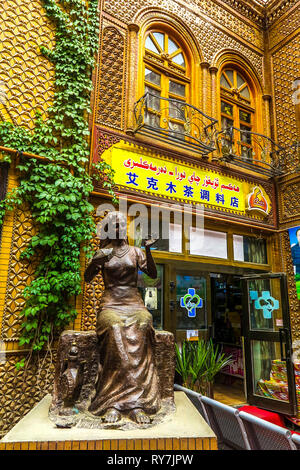 La vieille ville de Kashgar Bazar Ouïghour Market Street Statue Femme en face d'un magasin de la pharmacie Banque D'Images