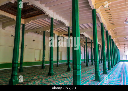 La mosquée Id Kah à Kashgar colonnes de couleur verte avec des tapis de prières en plein air Banque D'Images