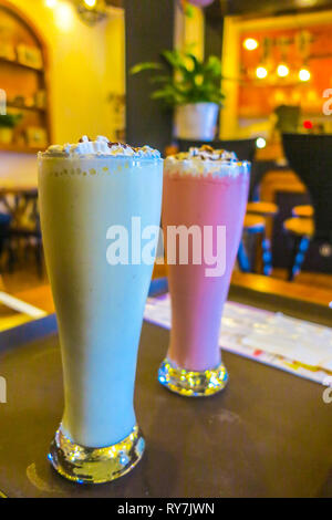 Vanille et Fraise milk-shakes libre dans un café bar Banque D'Images
