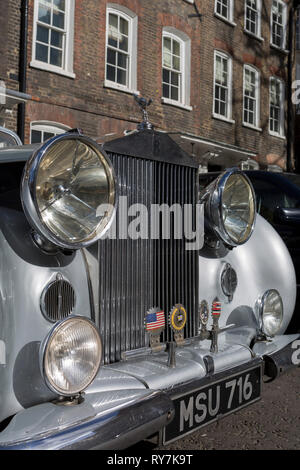 Un 1954 Rolls-Royce Silver Dawn est parqué dans Smith Square, une petite place derrière les Maisons du Parlement, avant de recueillir ses passagers VIP - barristers qui sont assermentés à titre de cqs (aka en soies vernaculaire juridique), le 11 mars 2019, à Londres, en Angleterre. Banque D'Images