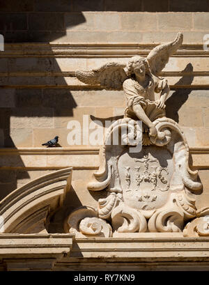 La statue d'un ange aux ailes déployées avec un pigeon perché à côté dans la vieille ville le long d'une journée d'été, Dubrovnik, Croatie Banque D'Images