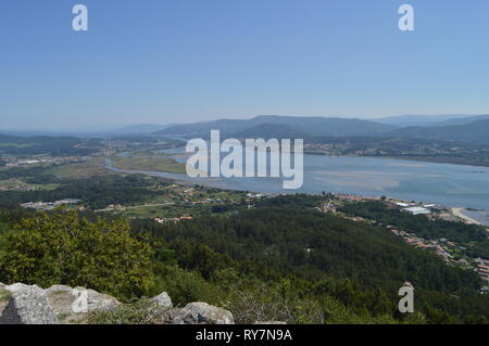 Vue sur le fleuve Miño et Village de Caminha Du Castro de Santa Tecla dans la protection. L'architecture, l'histoire, les voyages. Le 15 août 2014. Banque D'Images