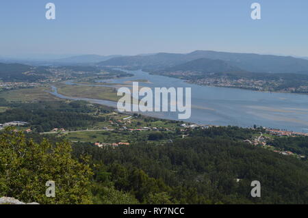 Vue sur le fleuve Miño et Village de Caminha Du Castro de Santa Tecla dans la protection. L'architecture, l'histoire, les voyages. Le 15 août 2014. Banque D'Images