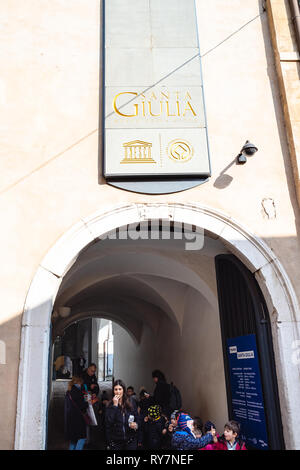 BRESCIA, ITALIE - février 21, 2019 : les enfants de monastère de Santa Giulia à Brescia ville. Santa Giulia inscrits sur la Liste du patrimoine mondial de l'UNE Banque D'Images