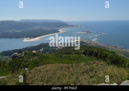 Vue depuis la rivière Miño à l'océan Atlantique depuis le Santa Tecla Castro dans la protection. L'architecture, l'histoire, les voyages. Le 15 août 2014. La Guardia, Banque D'Images