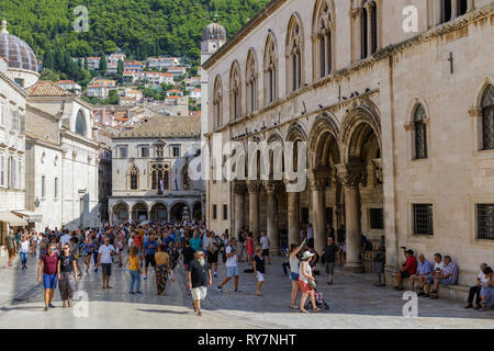 Le palais Sponza, Clocktоwer et le Musée de Dubrovnik - Vieille ville Banque D'Images