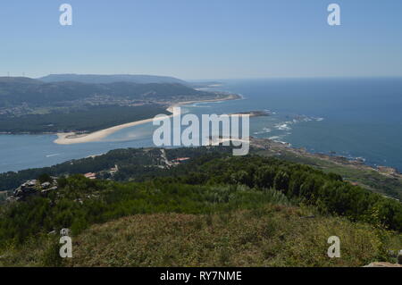 Vue depuis la rivière Miño à l'océan Atlantique depuis le Santa Tecla Castro dans la protection. L'architecture, l'histoire, les voyages. Le 15 août 2014. La Guardia, Banque D'Images