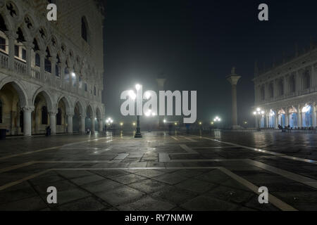 Le brouillard à Venise, photo de nuit Banque D'Images