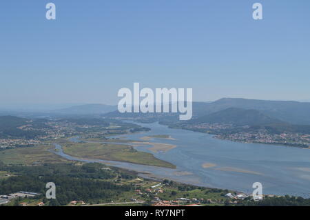 Vue sur le fleuve Miño et Village de Caminha Du Castro de Santa Tecla dans la protection. L'architecture, l'histoire, les voyages. Le 15 août 2014. Banque D'Images