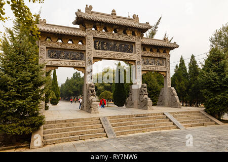 Denfeng, Chine - 16 octobre 2018 : La porte de Kungfu Shaolin Temple, dans la région de la Montagne de la ville de Dengfeng, chanson, province de Henan. Banque D'Images