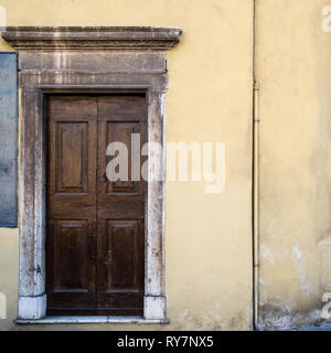 Voyage d'Italie - porte de bois de maison médiévale sur la rue Via dei Museiin Ville Brescia, Lombardie Banque D'Images