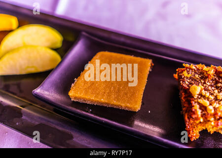 Traditionnel grec Variété de desserts et gâteaux sur une plaque noire Banque D'Images