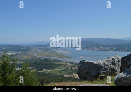 Vue sur le fleuve Miño et Village de Caminha Du Castro de Santa Tecla dans la protection. L'architecture, l'histoire, les voyages. Le 15 août 2014. Banque D'Images