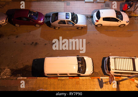 De haut en bas sur la Rue Abou Soufiane avec voitures stationnées le long des côtés de la rue. Casablanca, Maroc, Afrique, Casablanca-Settat. Banque D'Images