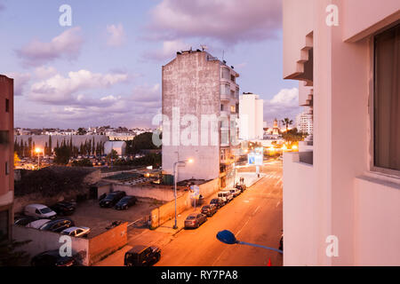 Donnant sur Avenue Hassan I au coucher du soleil avec l'ancienne Médina dans la distance. Casablanca, Maroc, Afrique, Casablanca-Settat. Banque D'Images