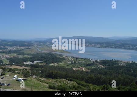 Vue sur le fleuve Miño et Village de Caminha Du Castro de Santa Tecla dans la protection. L'architecture, l'histoire, les voyages. Le 15 août 2014. Banque D'Images