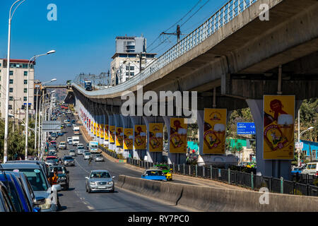 L'Éthiopie, Addis-Abeba, augmentation de la ligne de chemin de fer au-dessus du centre du Tchad road dans le centre-ville de la capitale souvent Ethopian Banque D'Images