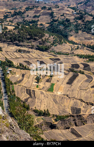 L'Éthiopie, les champs en terrasses avec des maisons de ferme unique vu de la route entre Mekelle et Lalibela, Banque D'Images