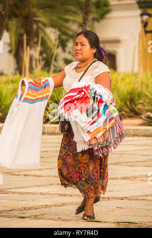 Une femme d'Oaxacan robes de vente dans les principaux plaze de la ville de Oaxaca, Mexique. Banque D'Images