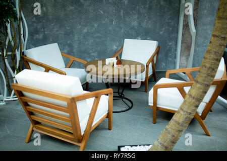 Un lieu agréable pour se réunir avec une table ronde, de chaises blanches. Banque D'Images