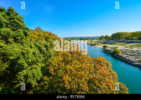 Le Gardon dans la région de la Provence du sud de la France pour une belle journée ensoleillée à la fin de l'été, début de l'automne Banque D'Images