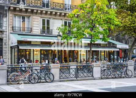 Les vélos sont garés en face de la Brasserie Les deux Palais, un café-restaurant parisien et sur l'Ile de la Cité à Paris France Banque D'Images