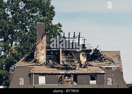 Maison avec toit et le dernier étage détruit par un incendie Banque D'Images