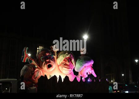 Des effigies de premier ministre Theresa May, ancien ministre des affaires étrangères, Boris Johnson, secrétaire de l'environnement Michael Gove et ancien secrétaire Brexit David Davis, sont entraînés depuis les chambres du Parlement, Londres. Banque D'Images