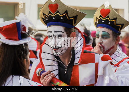 Xanthi, Grèce défilé participants marching in costumes. Défilé des équipes chaque année dans les rues de Xanthi, vêtus de tenues différentes thématiques Banque D'Images