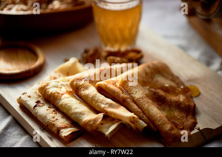 Mead et crêpes. Fédération de lave pour Mardi Gras.adieu à l'hiver Banque D'Images