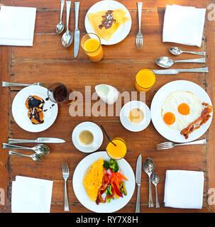 Petit déjeuner avec crêpes, œufs, bacon, jiuce orange et du café. Vue d'en haut Banque D'Images