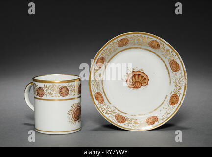 Tasse de Oliver Wolcott Jr., un service à thé, 1785-1805. Chinese Export porcelain, fin du 18e-début du 19e siècle. Porcelaine, émail sépia, feuille d'or ; Total : 7 x 9 x 6 cm (2 3/4 x 3 9/16 x 2 3/8 po Banque D'Images