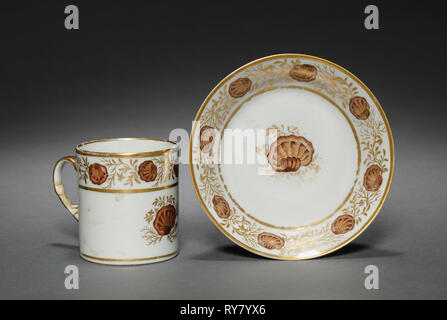 Tasse de Oliver Wolcott Jr., un service à thé, 1785-1805. Chinese Export porcelain, fin du 18e-début du 19e siècle. Porcelaine, émail sépia, feuille d'or ; Total : 7 x 9 x 6 cm (2 3/4 x 3 9/16 x 2 3/8 po Banque D'Images