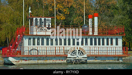 PALIC, SERBIE - 13 octobre 2018 - vue latérale sur un radeau blanc et rouge qui ressemblent à un bateau Banque D'Images