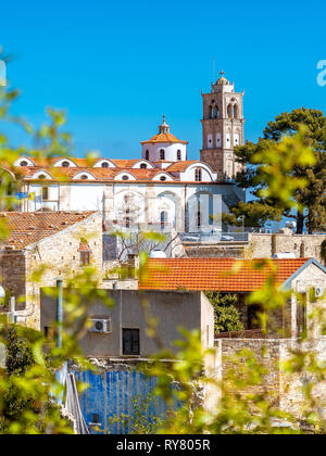 Vue imprenable sur la vallée de destination touristique célèbre de Pano Lefkara village, Larnaca, Chypre connue de sol en céramique grecque orthodoxe et toits de maison Banque D'Images