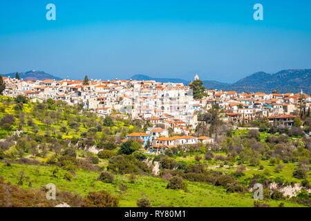 Vue imprenable sur la vallée de destination touristique célèbre de Pano Lefkara village, Larnaca, Chypre connue de sol en céramique grecque orthodoxe et toits de maison Banque D'Images