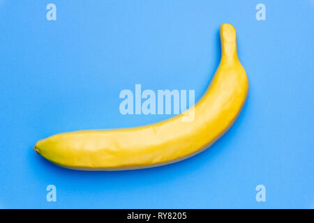 Concept minimal fruits banane de couleur sur fond bleu pastel. Concept créatif. Banque D'Images