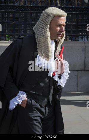 Mozammel Hossain QC quitte la Chambre des communes (le parlement britannique) après avoir été assermenté à son nouveau poste, le 11 mars 2019, à Londres, en Angleterre. Naissance du Bangladesh barrister Hossain a été nommé conseiller de la Reine. Il a été assermenté au Westminster Hall dans les chambres du Parlement du Royaume-Uni le 11 mars, selon un communiqué de presse. Il est le premier avocat au criminel d'origine bangladaise à être nommé QC. Il est également l'un des avocats les plus jeunes à être nommée QC. Banque D'Images