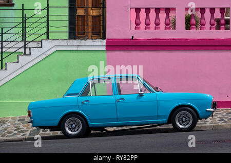 Ancien Bleu Ford Cortina voiture en face des maisons colorées de Bo Kaap, Cape Town, Western Cape, Afrique du Sud Banque D'Images