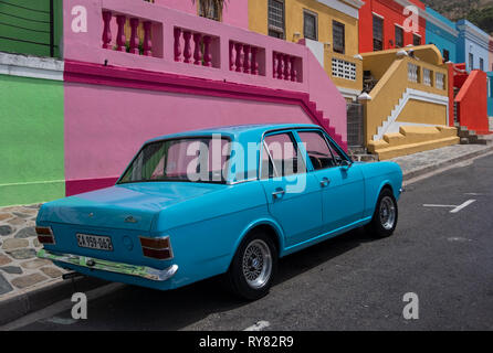 Ancien Bleu Ford Cortina voiture en face des maisons colorées de Bo Kaap, Cape Town, Western Cape, Afrique du Sud Banque D'Images