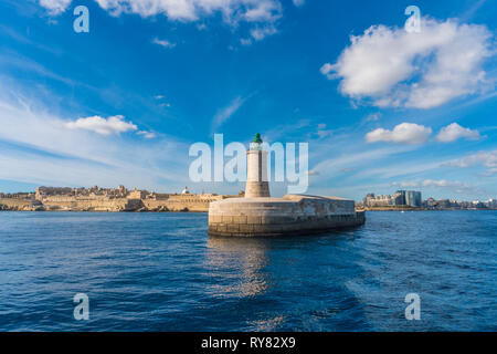 Le phare vert dans le Grand Port de La Valette ville - capitale de Malte. L'île de Malte. Mer Méditerranée Banque D'Images